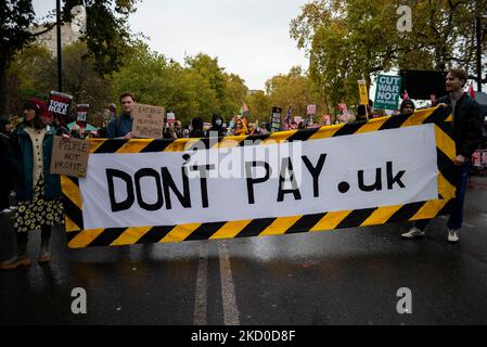 Westminster, London, Großbritannien. 5.. November 2022. Demonstranten demonstrieren in London und fordern nach dem wiederholten Wechsel der Führung der konservativen Partei und damit der Premierminister eine Parlamentswahl im Vereinigten Königreich. Sie betrachten den Premierminister als nicht gewählt. Weitere Themen sind die Lebenshaltungskosten, niedrige Löhne, Kraftstoffarmut und Verstaatlichung. „Don't Pay UK“-Banner Stockfoto