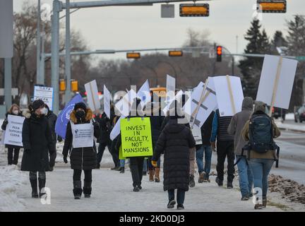 Mitglieder der Concordia University of Edmonton Faculty Association (CUEFA) an einem frostigen Freitagmorgen. Der Streik geht in die zweite Woche, und die ersten Gespräche sind aufgrund von Unstimmigkeiten bei Lohn und Arbeitsbelastung ins Stocken geraten. Am Freitag, den 14. Januar 2022, Kanada. (Foto von Artur Widak/NurPhoto) Stockfoto