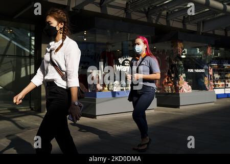 Menschen mit Gesichtsmasken gehen inmitten der neuen Welle der COVID-19-Coronavirus-Pandemie in Bangkok, Thailand, 15. Januar 2022 vor ein Einkaufszentrum. (Foto von Anusak Laowias/NurPhoto) Stockfoto