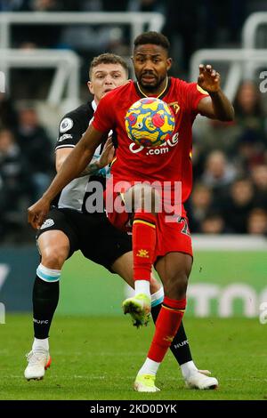 Emmanuel Dennis von Watford und Kieran Trippier von Newcastle United in Aktion während des Premier League-Spiels zwischen Newcastle United und Watford im St. James's Park, Newcastle am Samstag, den 15.. Januar 2022. (Foto von will Matthews/MI News/NurPhoto) Stockfoto