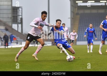 Remeao Hutton von Barrow kämpft am Samstag, den 15.. Januar 2022, im Sky Bet League 2-Spiel zwischen Colchester United und Barrow im JobServe Community Stadium, Colchester um den Besitz mit Cameron Coxe von Colchester. (Foto von Ivan Yordanov/MI News/NurPhoto) Stockfoto