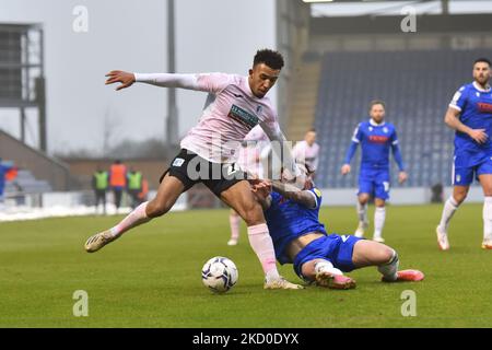 Remeao Hutton von Barrow kämpft am Samstag, den 15.. Januar 2022, im Sky Bet League 2-Spiel zwischen Colchester United und Barrow im JobServe Community Stadium, Colchester um den Besitz mit Cameron Coxe von Colchester. (Foto von Ivan Yordanov/MI News/NurPhoto) Stockfoto