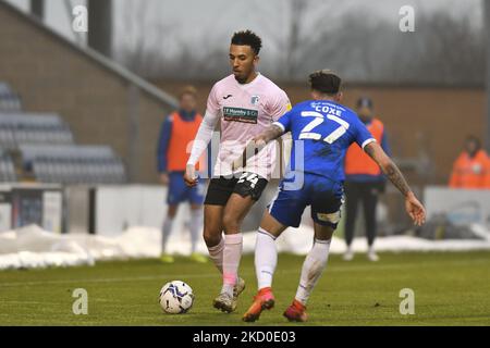 Remeao Hutton von Barrow kämpft am Samstag, den 15.. Januar 2022, im Sky Bet League 2-Spiel zwischen Colchester United und Barrow im JobServe Community Stadium, Colchester um den Besitz mit Cameron Coxe von Colchester. (Foto von Ivan Yordanov/MI News/NurPhoto) Stockfoto