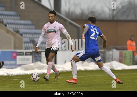 Remeao Hutton von Barrow kämpft am Samstag, den 15.. Januar 2022, im Sky Bet League 2-Spiel zwischen Colchester United und Barrow im JobServe Community Stadium, Colchester um den Besitz mit Cameron Coxe von Colchester. (Foto von Ivan Yordanov/MI News/NurPhoto) Stockfoto