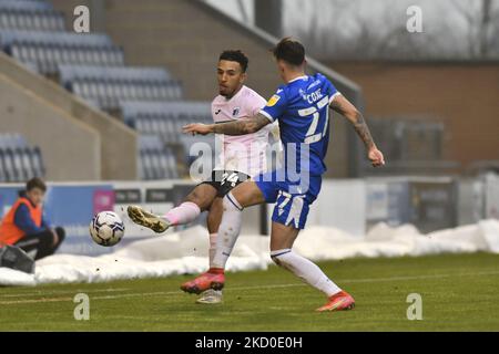 Remeao Hutton von Barrow kämpft am Samstag, den 15.. Januar 2022, im Sky Bet League 2-Spiel zwischen Colchester United und Barrow im JobServe Community Stadium, Colchester um den Besitz mit Cameron Coxe von Colchester. (Foto von Ivan Yordanov/MI News/NurPhoto) Stockfoto