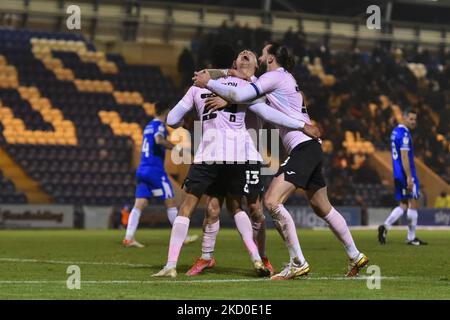 Remeao Hutton (24), Tom White (13) und Oliver Banks von Barrow feiern das zweite Tor des Teams während des Spiels der Sky Bet League 2 zwischen Colchester United und Barrow im JobServe Community Stadium, Colchester am Samstag, den 15.. Januar 2022. (Foto von Ivan Yordanov/MI News/NurPhoto) Stockfoto