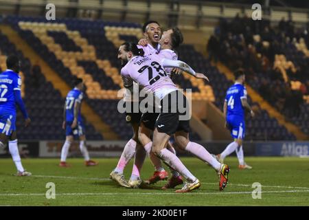 Remeao Hutton (24), Tom White (13) und Oliver Banks von Barrow feiern das zweite Tor des Teams während des Spiels der Sky Bet League 2 zwischen Colchester United und Barrow im JobServe Community Stadium, Colchester am Samstag, den 15.. Januar 2022. (Foto von Ivan Yordanov/MI News/NurPhoto) Stockfoto