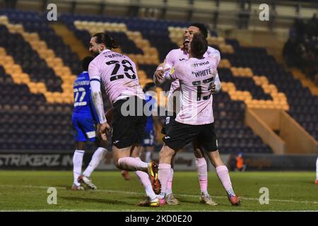 Remeao Hutton (24), Tom White (13) und Oliver Banks von Barrow feiern das zweite Tor des Teams während des Spiels der Sky Bet League 2 zwischen Colchester United und Barrow im JobServe Community Stadium, Colchester am Samstag, den 15.. Januar 2022. (Foto von Ivan Yordanov/MI News/NurPhoto) Stockfoto