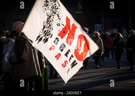 Am 15. Januar 2022 versammeln sich Menschen während des Protestes „No Vax and No Green Pass“ auf dem San Giovanni-Platz in Rom, Italien. Italien hat den sogenannten Super Green Pass durchgesetzt, um zu zeigen, dass eine Person entweder gegen COVID-19 geimpft ist oder sich in den letzten sechs Monaten davon erholt hat. Der Super Green Pass ist obligatorisch für den Zugang zu Bars, Restaurants, Hotels und Reisen mit Bussen, U-Bahnen, Zügen, Flugzeugen und Schiffen. Darüber hinaus hat die Regierung es auch für alle Bürger über 50 Jahren obligatorisch gemacht. (Foto von Andrea Ronchini/NurPhoto) Stockfoto