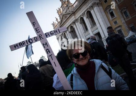 Am 15. Januar 2022 versammeln sich Menschen während des Protestes „No Vax and No Green Pass“ auf dem San Giovanni-Platz in Rom, Italien. Italien hat den sogenannten Super Green Pass durchgesetzt, um zu zeigen, dass eine Person entweder gegen COVID-19 geimpft ist oder sich in den letzten sechs Monaten davon erholt hat. Der Super Green Pass ist obligatorisch für den Zugang zu Bars, Restaurants, Hotels und Reisen mit Bussen, U-Bahnen, Zügen, Flugzeugen und Schiffen. Darüber hinaus hat die Regierung es auch für alle Bürger über 50 Jahren obligatorisch gemacht. (Foto von Andrea Ronchini/NurPhoto) Stockfoto