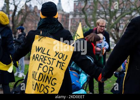 Demonstranten marschieren während einer Demonstration zum "Kill the Bill" in London, Großbritannien, am 15. Januar 2022. Tausende von Menschen marschierten durch London während eines Protestes zur Tötung des Gesetzentwurfs, um gegen das Gesetz über Polizei, Verbrechen, Verurteilung und Gerichte zu demonstrieren. Gegner des Gesetzentwurfs kritisieren, dass es der Polizei größere Befugnisse geben wird, um gegen Proteste vorzugehen. (Foto von Maciek Musialek/NurPhoto) Stockfoto