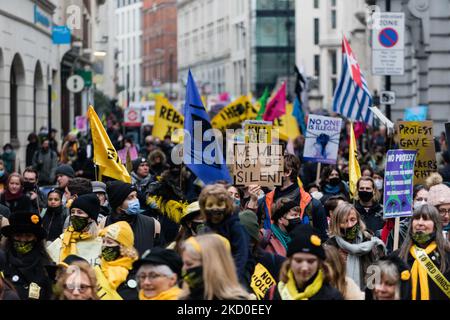 Demonstranten marschieren während einer Demonstration zum "Kill the Bill" in London, Großbritannien, am 15. Januar 2022. Tausende von Menschen marschierten durch London während eines Protestes zur Tötung des Gesetzentwurfs, um gegen das Gesetz über Polizei, Verbrechen, Verurteilung und Gerichte zu demonstrieren. Gegner des Gesetzentwurfs kritisieren, dass es der Polizei größere Befugnisse geben wird, um gegen Proteste vorzugehen. (Foto von Maciek Musialek/NurPhoto) Stockfoto