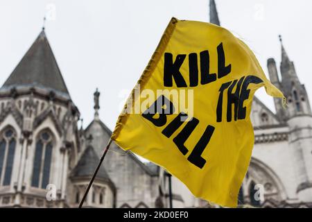 Demonstranten marschieren während einer Demonstration zum "Kill the Bill" in London, Großbritannien, am 15. Januar 2022. Tausende von Menschen marschierten durch London während eines Protestes zur Tötung des Gesetzentwurfs, um gegen das Gesetz über Polizei, Verbrechen, Verurteilung und Gerichte zu demonstrieren. Gegner des Gesetzentwurfs kritisieren, dass es der Polizei größere Befugnisse geben wird, um gegen Proteste vorzugehen. (Foto von Maciek Musialek/NurPhoto) Stockfoto