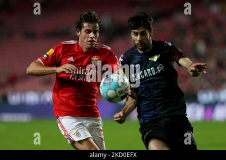 Paulo Bernardo von SL Benfica (L) steht am 15. Januar 2022 beim Fußballspiel der Portugiesischen Liga zwischen SL Benfica und Moreirense FC im Luz-Stadion in Lissabon, Portugal, mit Fabio Pacheco vom Moreirense FC in Verbindung. (Foto von Pedro FiÃºza/NurPhoto) Stockfoto