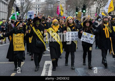 LONDON, VEREINIGTES KÖNIGREICH - 15. JANUAR 2022: Demonstranten marschieren durch das Zentrum Londons und rufen Kollegen dazu auf, sich vor der endgültigen Abstimmung im Oberhaus am Montag nächster Woche gegen das Gesetz über Polizei, Kriminalität, Verurteilung und Gerichte (PCSC Bill) der Regierung zu wehren und diese zu ändern. Sowie das Nationality and Borders Bill am 15. Januar 2022 in London, England. Der PCSC-Gesetzentwurf würde der Polizei und dem Innenminister neue Befugnisse geben, um Proteste und öffentliche Prozessionen unter Bedingungen zu stellen, was nach Ansicht der Aktivisten das Recht auf Protest beeinträchtigen würde. (Foto von Wiktor Szymanowicz/NurPhoto) Stockfoto