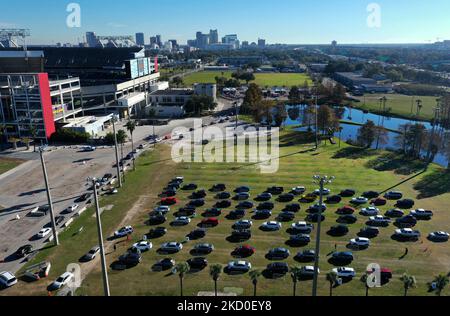 15. Januar 2022 - Orlando, Florida, USA - in dieser Luftaufnahme stehen Autos am 19 15. Januar 2022 in Orlando, Florida, auf einem Drive-Thru-Testgelände im Camping World Stadium. Mit der steigenden Nachfrage nach Tests an den vier Massenteststandorten in Orlando sind die Fälle der Omicron-Variante in Florida angestiegen. (Foto von Paul Hennessy/NurPhoto) Stockfoto