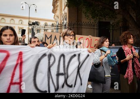 Palermo, Sizilien, Italien. 4.. November 2022. Demonstration gegen Drogen unter dem Motto "Pflege schafft Abhängigkeit"."Es ist unmöglich geworden, im historischen Zentrum von Palermo, Und vor allem in einigen Gebieten der Albergheria, nicht zu bemerken, die Zunahme aller Phänomene im Zusammenhang mit dem Konsum, Verkauf und der Produktion von Drogen, einschließlich vor allem der Riss, deren Gefahr zunehmend in vielen großen europäischen Städten spürbar. ''.Protest fand von der Casa Professa in Richtung der Straßen des historischen Viertels von Albergheria statt. (Credit Ima Stockfoto