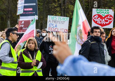 Berlin, Deutschland. 05.. November 2022. Teilnehmer einer Solidaritätsdemonstration mit den Demonstranten im Iran versammelten sich am Brandenburger Tor. Quelle: Christoph Soeder/dpa/Alamy Live News Stockfoto