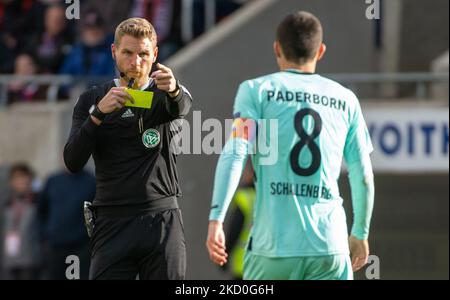 Heidenheim, Deutschland. 05.. November 2022. Fußball: 2. Bundesliga, 1. FC Heidenheim - SC Paderborn 07, Matchday 15 in der Voith Arena. Schiedsrichter Timo Gerach (l) zeigt dem Paderborner Ron Schallenberg die gelbe Karte. Quelle: Stefan Puchner/dpa - WICHTIGER HINWEIS: Gemäß den Anforderungen der DFL Deutsche Fußball Liga und des DFB Deutscher Fußball-Bund ist es untersagt, im Stadion und/oder vom Spiel aufgenommene Fotos in Form von Sequenzbildern und/oder videoähnlichen Fotoserien zu verwenden oder zu verwenden./dpa/Alamy Live News Stockfoto