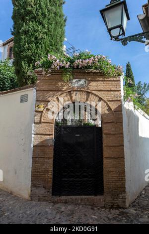 Granada, Spanien - 28. Oktober 2022: Schmale Straße in Granada, Spanien am 28. Oktober 2022 Stockfoto