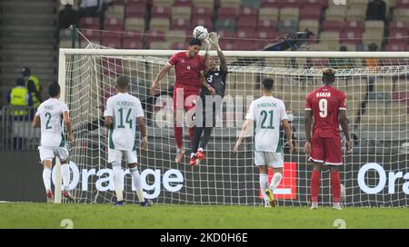 Saúl Coco aus Äquatorialguinea und Raïs M'Bolhi aus Algerien während des Afrikanischen Cup der Nationen, Algerien gegen Äquatorialguinea, am 16. Januar 2022 im Japoma-Stadion. (Foto von Ulrik Pedersen/NurPhoto) Stockfoto