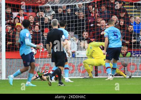 Oli McBurnie von Sheffield United (2.-links) schießt beim Sky Bet Championship-Spiel in der Bramall Lane, Sheffield, das zweite Tor ihrer Seite ein. Bilddatum: Samstag, 5. November 2022. Stockfoto