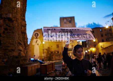 Palermo, Sizilien, Italien. 4.. November 2022. Demonstration gegen Drogen unter dem Motto "Pflege schafft Abhängigkeit"."Es ist unmöglich geworden, im historischen Zentrum von Palermo, Und vor allem in einigen Gebieten der Albergheria, nicht zu bemerken, die Zunahme aller Phänomene im Zusammenhang mit dem Konsum, Verkauf und der Produktion von Drogen, einschließlich vor allem der Riss, deren Gefahr zunehmend in vielen großen europäischen Städten spürbar. ''.Protest fand von der Casa Professa in Richtung der Straßen des historischen Viertels von Albergheria statt.Banner rea Stockfoto