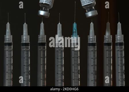 Ein illustratives Bild von medizinischen Spritzen und Pfizer-BioNTech Covid-19-Impfstofffläschchen. Am Sonntag, den 16. Januar 2021, Kanada. (Foto von Artur Widak/NurPhoto) Stockfoto