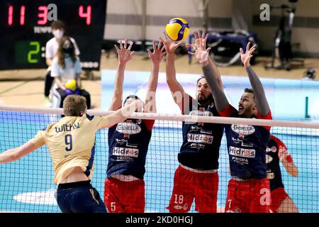 ROK Mozic Verona Volley gequetscht. Während der Volleyball italienischen Serie A Männer Superliga Meisterschaft Prisma Taranto gegen NBV Verona am 16. Januar 2022 in der PalaMazzola in Taranto, Italien (Foto von Giuseppe Leva/LiveMedia/NurPhoto) Stockfoto