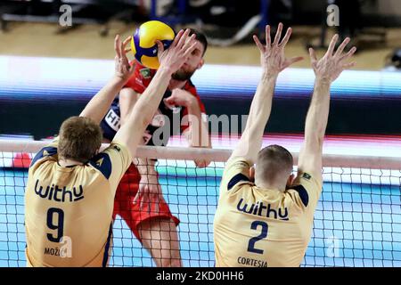 Tommaso Stefani Prisma Taranto wurde von Rok Mozic und Lorenzo Cortesia Verona Volley mit der Wand zerquetscht. Während der Volleyball Italianische Serie A Männer Superliga Meisterschaft Prisma Taranto gegen NBV Verona am 16. Januar 2022 in der PalaMazzola in Taranto, Italien (Foto von Giuseppe Leva/LiveMedia/NurPhoto) Stockfoto