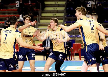 Veronas Volleyball Jubel. Während der Volleyball Italienischen Serie A Männer Superliga Meisterschaft Prisma Taranto gegen NBV Verona am 16. Januar 2022 auf der PalaMazzola in Taranto, Italien (Foto von Giuseppe Leva/LiveMedia/NurPhoto) Stockfoto