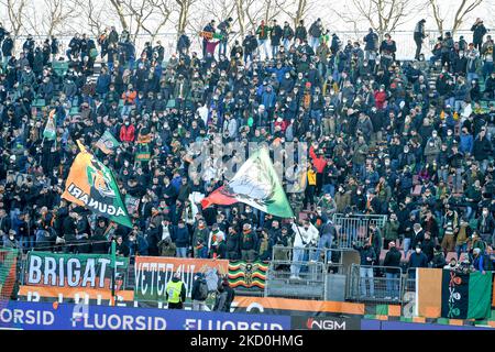 Venezia-Fans beim spiel der italienischen Fußball-Serie A des FC Venezia gegen den FC Empoli am 16. Januar 2022 im Pier Luigi Penzo Stadion in Venedig, Italien (Foto: Ettore Griffoni/LiveMedia/NurPhoto) Stockfoto