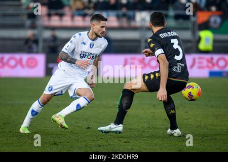 Petar Stojanovic von Empoli im Kampf gegen Cristian Molinaro von Venezia während des spiels venezia FC gegen Empoli FC am 16. Januar 2022 im Stadion Pier Luigi Penzo in Venedig, Italien (Foto: Ettore Griffoni/LiveMedia/NurPhoto) Stockfoto