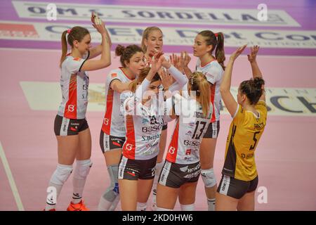 Cuneo Granda Volley feiert während des Volleyball Serie A1 Frauenmatches zwischen Bosca S.Bernardo Cuneo und Trentino Rosa am 16 2022. Januar in der Pala Ubi Banca in Cuneo, Italien (Foto: Alberto Gandolfo/NurPhoto) Stockfoto