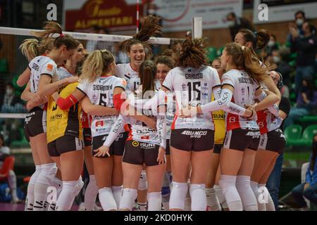Cuneo Granda Volley feiert während des Volleyball Serie A1 Frauenmatches zwischen Bosca S.Bernardo Cuneo und Trentino Rosa am 16 2022. Januar in der Pala Ubi Banca in Cuneo, Italien (Foto: Alberto Gandolfo/NurPhoto) Stockfoto