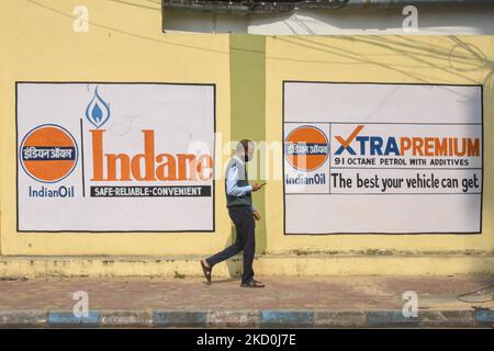Ein Mann wird gesehen, wie er an einer Wand vorbeiläuft, an der verschiedene Marketingbotschaften für indisches Öl in Kalkutta, Indien, am 17. Januar 2022 gemalt werden. Indisches Öl plant, mehr als 7000 Crore in ein neues Stadtgasverteilungsprojekt (CDG) zu investieren, um der Nachfrage nach Kunden mit hoher Nachfrage nach CNG-Nutzung gerecht zu werden. (Foto von Debarchan Chatterjee/NurPhoto) Stockfoto