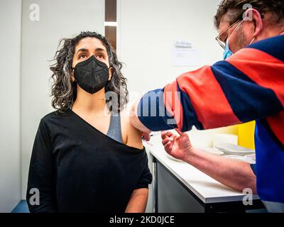 Eine Frau erhält am 17.. Januar 2022 in einem der Impforte in Nijmegen den Covid-19-Auffrischungsimpfstoff mit BioNTech/Pfizer. (Foto von Romy Arroyo Fernandez/NurPhoto) Stockfoto