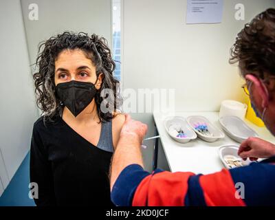 Eine Frau erhält am 17.. Januar 2022 in einem der Impforte in Nijmegen den Covid-19-Auffrischungsimpfstoff mit BioNTech/Pfizer. (Foto von Romy Arroyo Fernandez/NurPhoto) Stockfoto