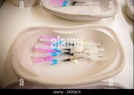 Ein Blick auf gebrauchsfertige Spritzen mit dem BioNTech/Pfizer-Impfstoff, an einem der Impforte in Nijmegen, am 17.. Januar 2022. (Foto von Romy Arroyo Fernandez/NurPhoto) Stockfoto