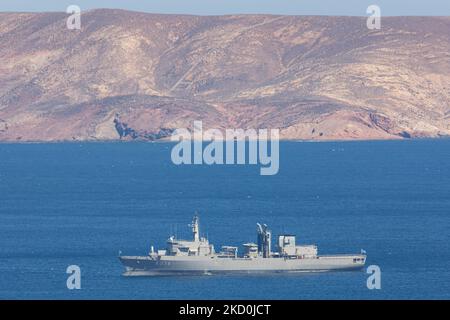 Hellenic Navy Etna-Klasse Nachschubölschiff HS Prometheus A-374 wie gesehen an einer Bucht auf Mykonos Insel während eines sonnigen Tages vor Anker. Das spezifische Schiff wird von der griechischen und der italienischen Marine in Elefsis Shipyards gebaut und ist für die griechischen Streitkräfte, für die Marinerfüllung und logistische Unterstützung im Dienst. Die Insel Mykonos ist ein berühmtes Urlaubsziel, das für Partys, Windmühlen, Strände und weiß getünchte Gebäude bekannt ist. Myconos Island, Kykladen, Ägäis, Griechenland am 10. Oktober 2021 (Foto: Nicolas Economou/NurPhoto) Stockfoto