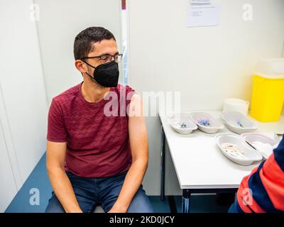 Ein Mann erhält am 17.. Januar 2022 in einem der Impforte in Nijmegen den Covid-19-Auffrischungsimpfstoff mit BioNTech/Pfizer. (Foto von Romy Arroyo Fernandez/NurPhoto) Stockfoto