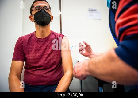 Ein Mann erhält am 17.. Januar 2022 in einem der Impforte in Nijmegen den Covid-19-Auffrischungsimpfstoff mit BioNTech/Pfizer. (Foto von Romy Arroyo Fernandez/NurPhoto) Stockfoto