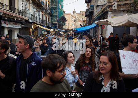 Palermo, Sizilien, Italien. 4.. November 2022. Demonstration gegen Drogen unter dem Motto "Pflege schafft Abhängigkeit"."Es ist unmöglich geworden, im historischen Zentrum von Palermo, Und vor allem in einigen Gebieten der Albergheria, nicht zu bemerken, die Zunahme aller Phänomene im Zusammenhang mit dem Konsum, Verkauf und der Produktion von Drogen, einschließlich vor allem der Riss, deren Gefahr zunehmend in vielen großen europäischen Städten spürbar. ''.Protest fand von Casa Professa in Richtung der Straßen des historischen Viertels von Albergheria.storical m Stockfoto