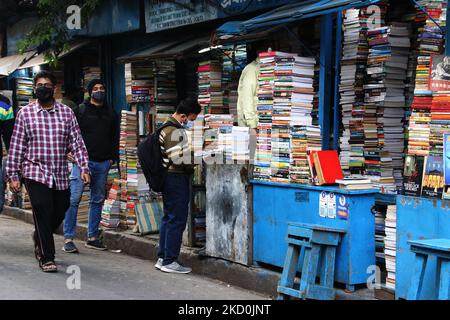 College Street Buchhalter, der weltweit größte Second-Hand-Buchmarkt für Intellektuelle, Gelehrte und Studenten in Kalkutta, Montag, 17,2022. Januar. (Foto von Debajyoti Chakraborty/NurPhoto) Stockfoto