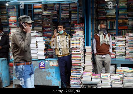 College Street Buchhalter, der weltweit größte Second-Hand-Buchmarkt für Intellektuelle, Gelehrte und Studenten in Kalkutta, Montag, 17,2022. Januar. (Foto von Debajyoti Chakraborty/NurPhoto) Stockfoto