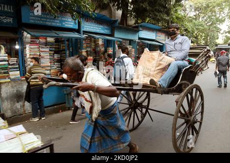 College Street Buchhalter, der weltweit größte Second-Hand-Buchmarkt für Intellektuelle, Gelehrte und Studenten in Kalkutta, Montag, 17,2022. Januar. (Foto von Debajyoti Chakraborty/NurPhoto) Stockfoto