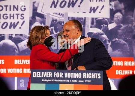 Martin Luther King III begrüßt die Sprecherin des Repräsentantenhauses Nancy Pelosi (D-CA) während einer Pressekonferenz über die Stimmrechte, die von der Koalition „Deliver for Voting Rights“ veranstaltet wird. Die Konferenz umfasst die Familie King, Bürgerrechtführer, Mitglieder des Kongresses und Vertreter von Partnerorganisationen. Die Königsfamilie bat die Amerikaner, den Geburtstag von MLK Jr. nicht zu feiern, wenn der Senat noch keine Gesetzgebung zum Schutz der Stimmrechte verabschiedet hätte, sondern ihre Senatoren aufzufordern, dass sie Stimmrechtsgarantien erlassen. Es wird erwartet, dass der Senat später in der Woche über die Wahlfreiheit und John Lewis V. abstimmen wird Stockfoto