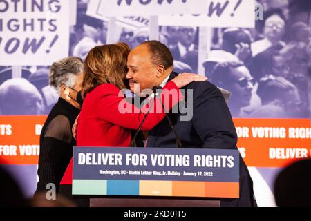 Martin Luther King III begrüßt die Sprecherin des Repräsentantenhauses Nancy Pelosi (D-CA) während einer Pressekonferenz über die Stimmrechte, die von der Koalition „Deliver for Voting Rights“ veranstaltet wird. Die Konferenz umfasst die Familie King, Bürgerrechtführer, Mitglieder des Kongresses und Vertreter von Partnerorganisationen. Die Königsfamilie bat die Amerikaner, den Geburtstag von MLK Jr. nicht zu feiern, wenn der Senat noch keine Gesetzgebung zum Schutz der Stimmrechte verabschiedet hätte, sondern ihre Senatoren aufzufordern, dass sie Stimmrechtsgarantien erlassen. Es wird erwartet, dass der Senat später in der Woche über die Wahlfreiheit und John Lewis V. abstimmen wird Stockfoto