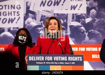 Die Sprecherin des Repräsentantenhauses, Nancy Pelosi (D-CA), spricht während einer Pressekonferenz über die Stimmrechte, die von der Koalition „Deliver for Voting Rights“ veranstaltet wird. Die Konferenz umfasst die Familie King, Bürgerrechtführer, Mitglieder des Kongresses und Vertreter von Partnerorganisationen. Die Königsfamilie bat die Amerikaner, den Geburtstag von MLK Jr. nicht zu feiern, wenn der Senat noch keine Gesetzgebung zum Schutz der Stimmrechte verabschiedet hätte, sondern ihre Senatoren aufzufordern, dass sie Stimmrechtsgarantien erlassen. Es wird erwartet, dass der Senat später in der Woche über die Wahlfreiheit und die Wahlrechtsfortschritte von John Lewis abstimmen wird Stockfoto