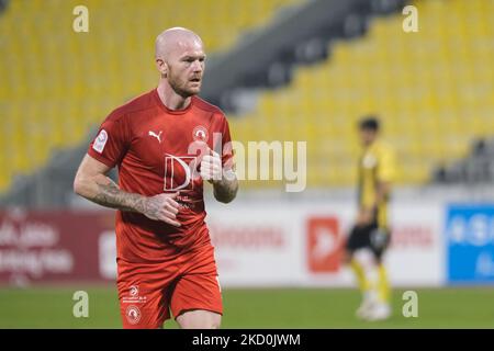 Aron Gunnarsson (17) von Al Arabi in Aktion beim QNB Stars League-Spiel zwischen Al Arabi und Qatar SC im Suheim bin Hamad Stadium in Doha, Katar, am 17. Januar 2022. (Foto von Simon Holmes/NurPhoto) Stockfoto